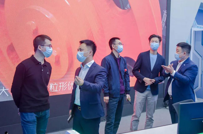 參觀者紛至沓來(lái)