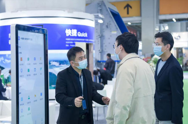 認(rèn)真講解公司各項(xiàng)業(yè)務(wù)