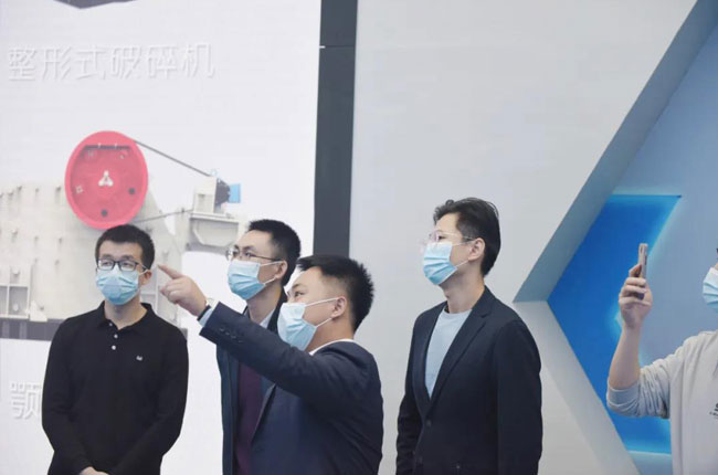 觀展者了解中譽(yù)鼎力設(shè)備性能