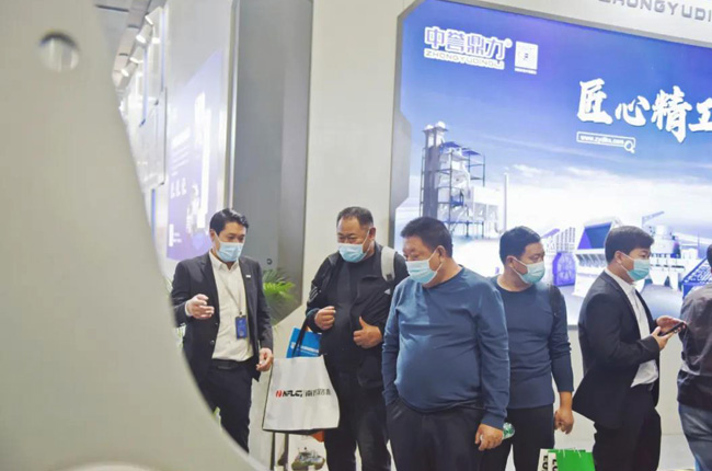 觀展者了解中譽(yù)鼎力設(shè)備性能