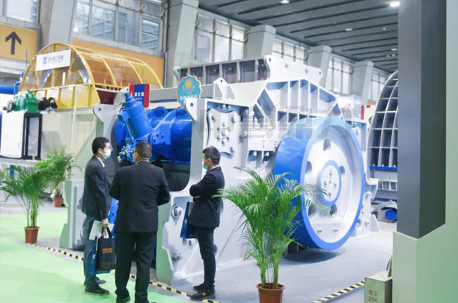 觀展者了解中譽(yù)鼎力設(shè)備性能