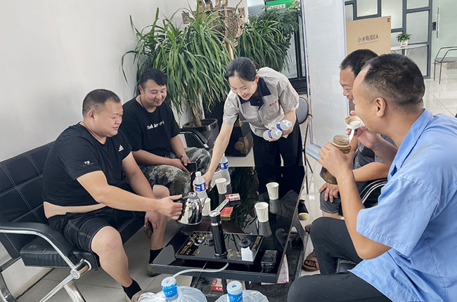 解暑降溫,冰鎮(zhèn)礦泉水清涼一整夏.jpg 解暑降溫,冰鎮(zhèn)礦泉水清涼一整夏.jpg