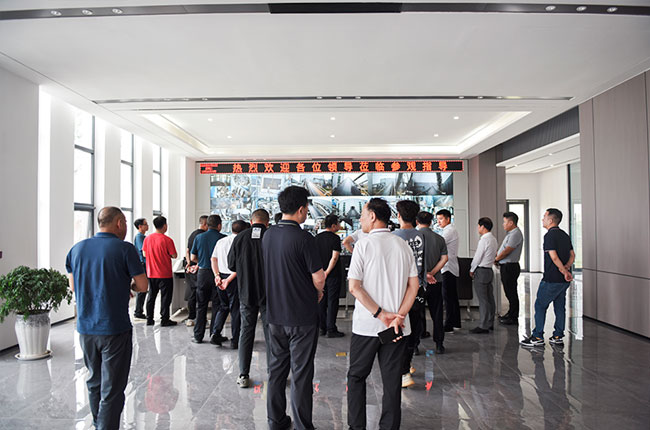 參觀遠大新材料有限公司智能控制中心