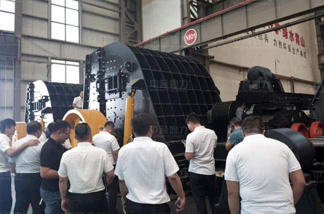 給我幾款能時產300噸的錘式破碎機 /chuipo/12438.html