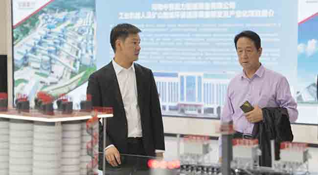 天瑞集團導一行考察時產3000噸骨料生產線