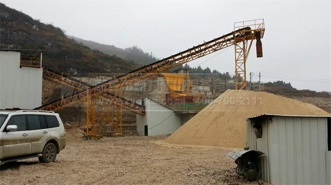 生產(chǎn)線中的雙轉(zhuǎn)子制砂整形機(jī)