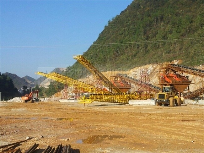 振動篩對物料進行篩分分級