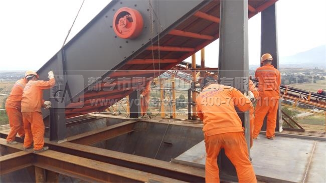 團隊安裝破碎生產(chǎn)線設(shè)備