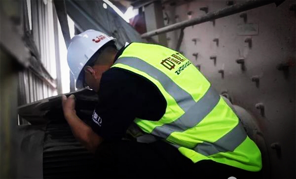 售后服務人員正在檢查設備