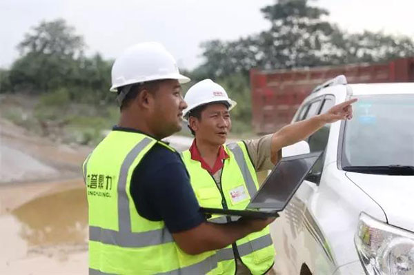 服務銷售經理李華軍、安裝售后工程師靳丁文在交流溝通