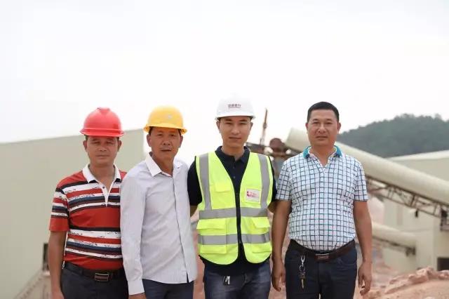 廣西服務(wù)銷售經(jīng)理張海波與足療嶺采石場負(fù)責(zé)人合影