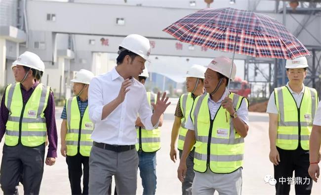 陪同東升集團(tuán)董事長(zhǎng)參觀砂石生產(chǎn)線