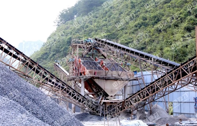 生產線上的振動篩和輸送設施