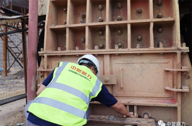 技術(shù)工程師檢修設(shè)備現(xiàn)場(chǎng)