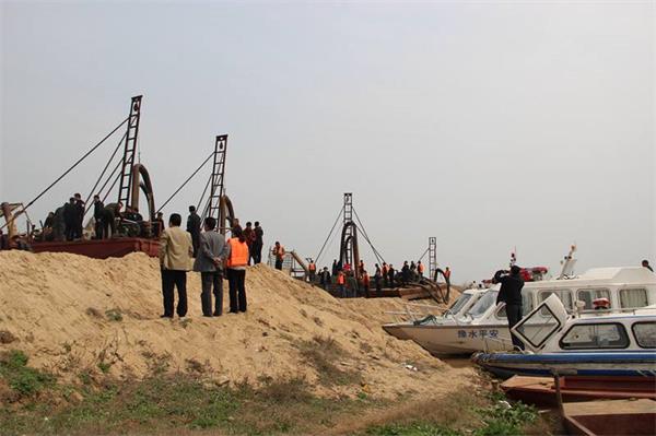 配圖:打擊非法采砂現場