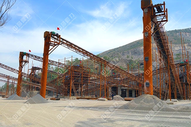 分區堆放的砂石骨料成品