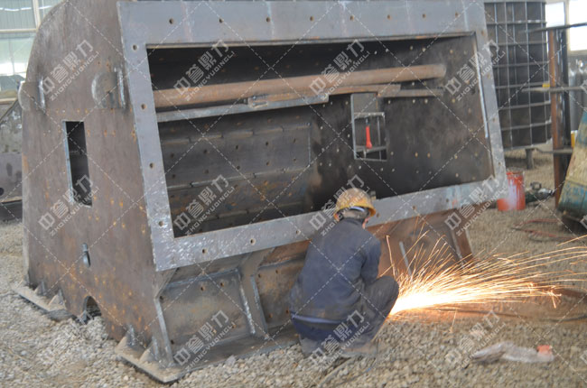 車間工人在加工破石機