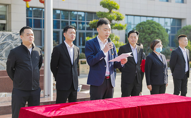 生產(chǎn)副總經(jīng)理李宣讀技能評比結(jié)果