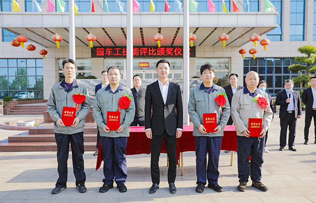張治民董事長為車工頒獎并合影