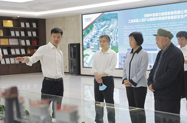 河南省人才工作任務督查調研組參觀中譽鼎力五位一體循環建材產業園沙盤