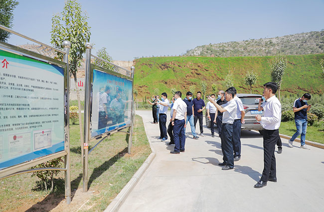 湖北省赤壁市導考察礦山生態修復及環境治理情況