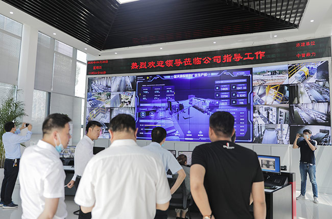 湖北省赤壁市導考察藍天環保智慧廠區中控室