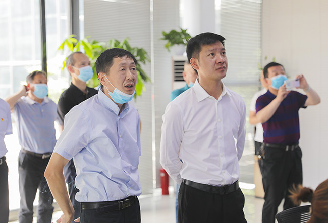 湖北省赤壁市導考察藍天環保智慧廠區中控室