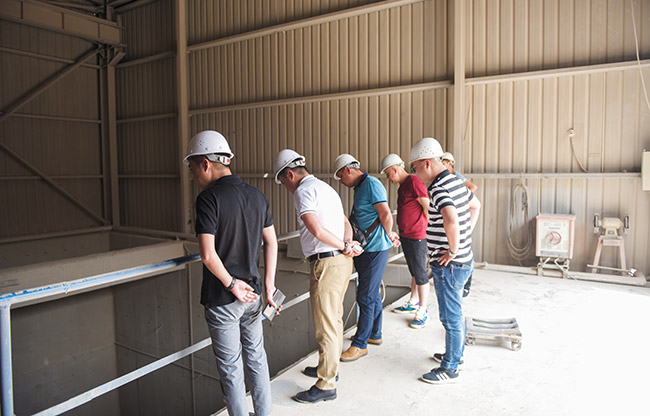參觀原石卸料及頭破生產流程